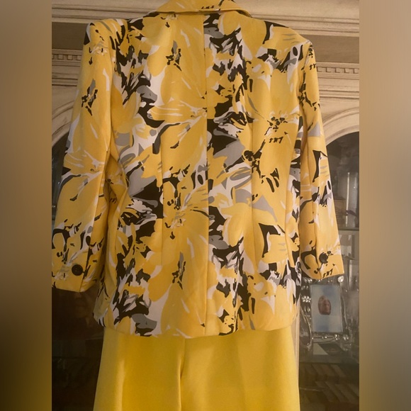 Bright spring  floral print in Yelow white & Black jacket,M - Picture 2 of 3